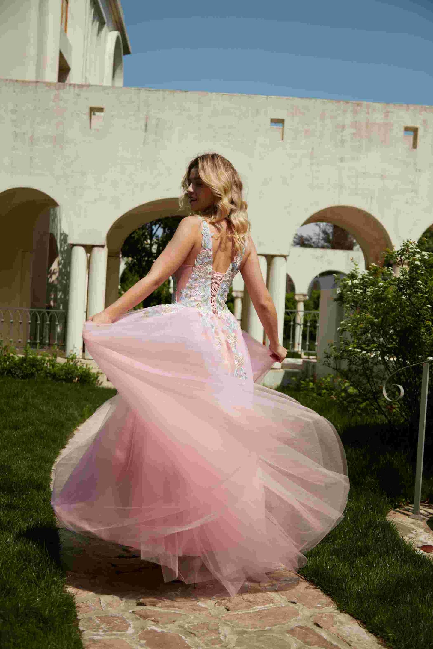 Tulle Prom Dresses V Neck Wedding Dresses Floral Embroidery Applique Quinceanera Dresses