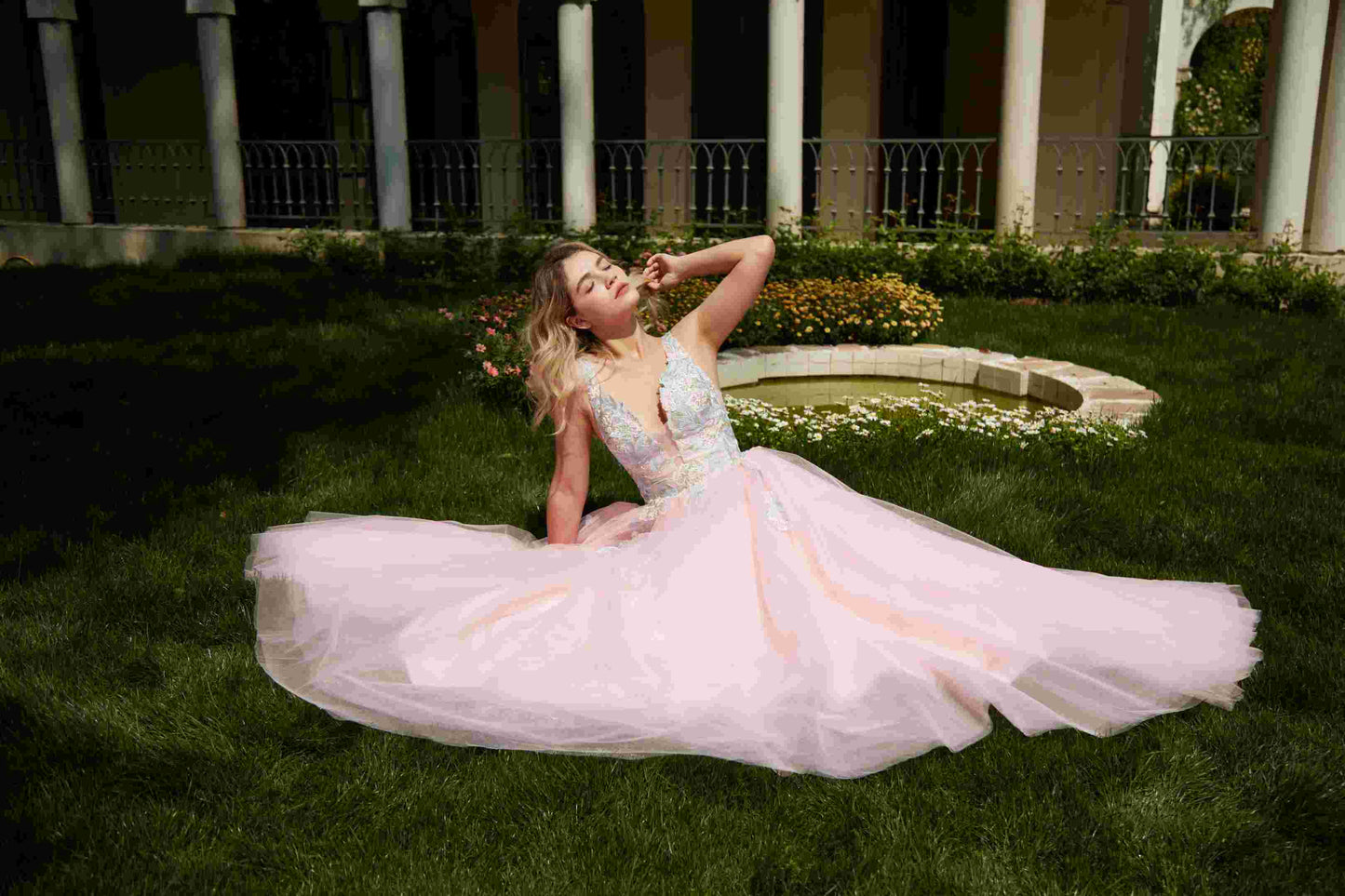 Tulle Prom Dresses V Neck Wedding Dresses Floral Embroidery Applique Quinceanera Dresses