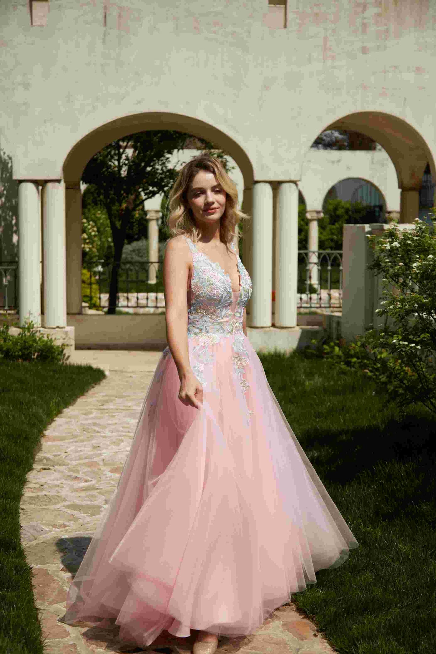 Tulle Prom Dresses V Neck Wedding Dresses Floral Embroidery Applique Quinceanera Dresses